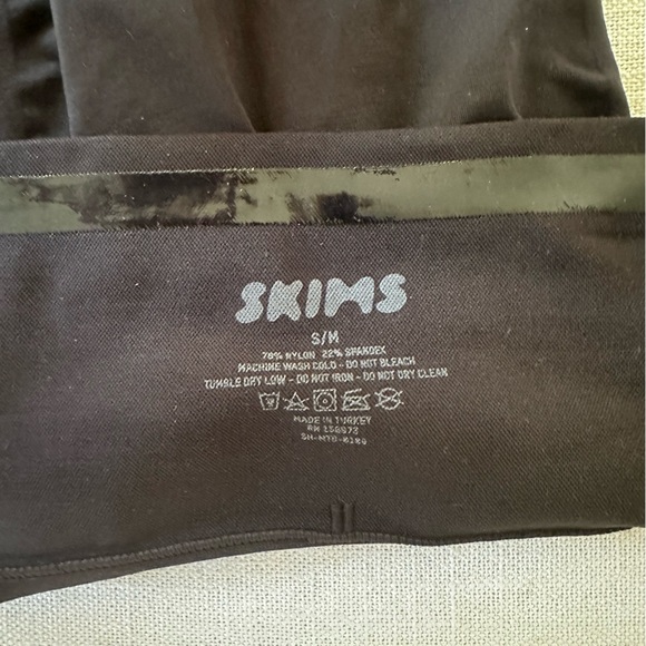 SKIMS Brand New Seamless Sculpt Mid-waist in ONYX M - Picture 5 of 6